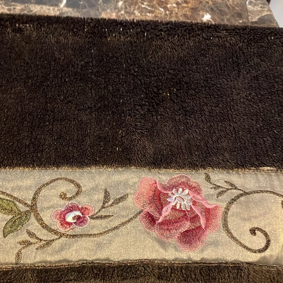 Beautiful bathroom shower curtain set with mats and hooks - Picture 3 of 4